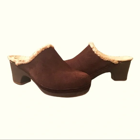 CROCS Sarah Clog Brown Suede Fleece Lined Round Toe Cozy Fury Comfort Mule 6W - Picture 2 of 5